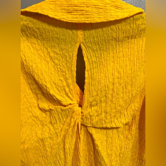 🍁Like New Women’s Urban Outfitters Key Hole Back Button Up - Picture 10 of 12